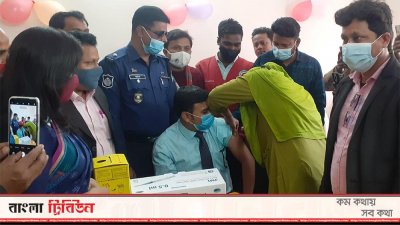 সালথায় প্রথম টিকা নেন উপজেলা স্বাস্থ্য কর্মকর্তা