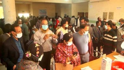 রাজশাহীতে করোনার টিকা নিচ্ছেন সাধারণ মানুষ