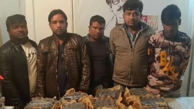 ফেনসিডিলসহ ৫ মাদক পাচারকারী আটক
