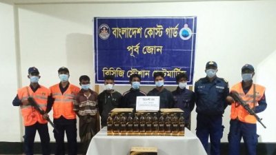 সেন্টমার্টিনে বিদেশি মদসহ মিয়ানমারের ৫ নাগরিক আটক