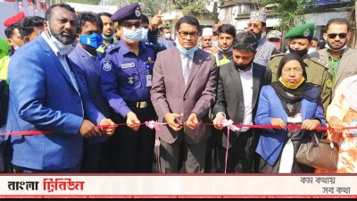 নোয়াখালীতে তিন দিনব্যাপী ভ্যাকসিন রেজিস্ট্রেশন মেলার উদ্বোধন করছেন জেলা প্রশাসক মোহাম্মদ খোরশেদ আলম খাঁন।