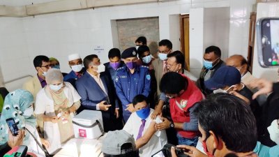 কুমিল্লায় করোনা ভ্যাকসিন নিতে রেজিস্ট্রেশন টেবিলে ভিড়