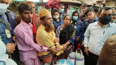 গাঁজা নিয়ে পুলিশের জালে স্বামী-স্ত্রী ও মেয়ের জামাই!