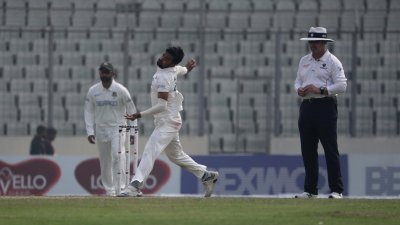 বোলিংয়ে আবু জায়েদ রাহী
