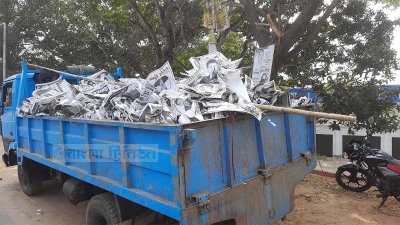 নির্বাচনে জিতে পোস্টার পরিষ্কারের দায়িত্ব নিলেন মেয়র