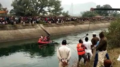 সেতু থেকে খালে বাস, মধ্যপ্রদেশে নিহত অন্তত ৩৭