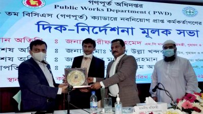 অনুষ্ঠানে গৃহায়ণ ও গণপূর্ত প্রতিমন্ত্রী শরীফ আহমেদ (বাম থেকে তৃতীয় জন)