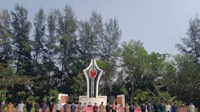 শিক্ষার্থীদের ওপর হামলার প্রতিবাদে নোয়াখালী প্রযুক্তি বিশ্ববিদ্যালয়ে মানববন্ধন