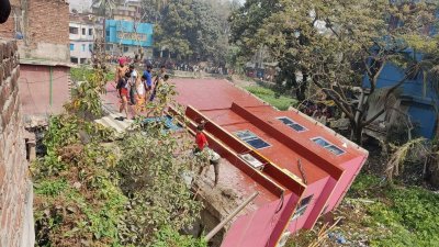 কেরানীগঞ্জে ধসে পড়া ভবন