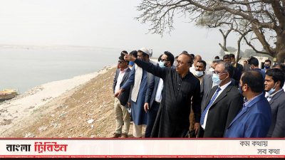 পদ্মার এপাড়ে দাঁড়িয়ে ওপারের চর দেখাচ্ছেন সিটি মেয়র খায়রুজ্জামান লিটন