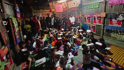 শিশুদের মাঝে শিক্ষা উপকরণ ও খাবার বিতরণ