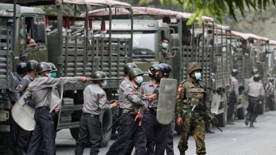 ক্রমেই মারমুখী হয়ে উঠছে মিয়ানমার পুলিশ