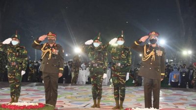 ভাষা শহীদদের প্রতি রাষ্ট্রপতি ও প্রধানমন্ত্রীর পক্ষে শ্রদ্ধা (ছবি: পিআইডি)