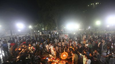 মানা হচ্ছে না স্বাস্থ্যবিধি, অধিকাংশের মুখে মাস্ক নেই