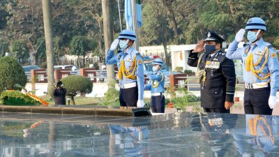 শিখা অনির্বাণে ভারতীয় বিমান বাহিনী প্রধানের শ্রদ্ধা (ছবি: আইএসপিআর)