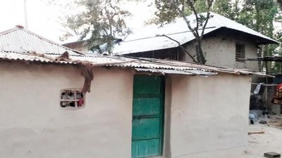 কথিত কবিরাজ দম্পতির তালাবদ্ধ ঘর