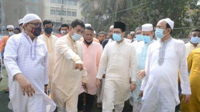 বাফুফে টার্ফ পরিদর্শনে দক্ষিণের মেয়র ব্যারিস্টার শেখ ফজলে নূর তাপস।