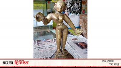 পুকুর থেকে উদ্ধার হলো প্রাচীন মূর্তি