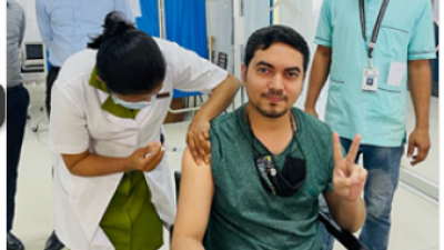 টিকা নিচ্ছেন শুটার রিসাতুল ইসলাম।