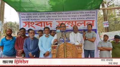 সংবাদ সম্মেলনে বক্তব্য রাখছেন বসুরহাট পৌরমেয়র আবদুল কাদের মির্জা