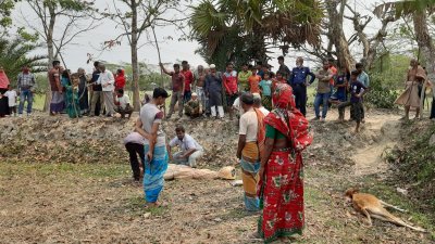 বাছুর বাঁচাতে গিয়ে প্রাণ গেলো কৃষকের, এলাকা উত্তাল