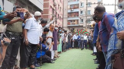 মাঠে এসে খেললেন মেয়র