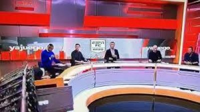 লাইভ শো চলার সময়ই ভেঙে পড়ল স্টুডিও সেট!