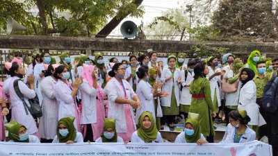 ৩ দাবি নিয়ে প্রেসক্লাবের সামনে ডিপ্লোমা নার্সদের অবস্থান