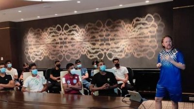 হোটেলে শিষ্যদের সঙ্গে জেমি ডে।