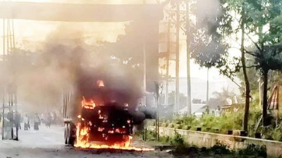পুড়ে গেলো চলন্ত ট্রাক 