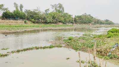 নদীকে খাল বানিয়ে প্রকল্প!