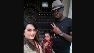 পরিবারের সঙ্গে এলিটা কিংসলে