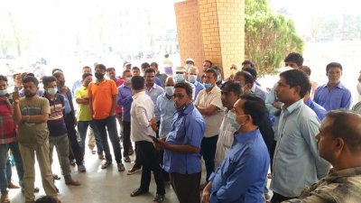 রাবি কোষাধ্যক্ষের পদত্যাগ দাবি কর্মচারীদের