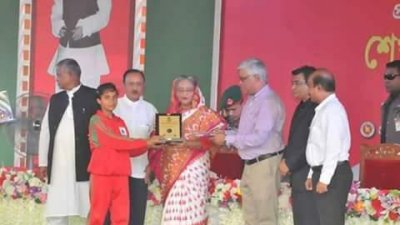 প্রধানমন্ত্রী শেখ হাসিনার কাছ থেকে পুরস্কার নিচ্ছে স্বরলিকা