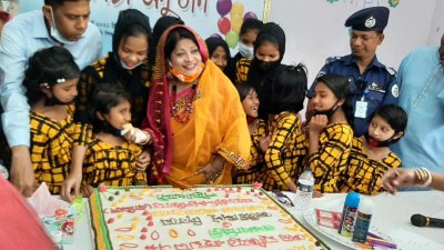 কেক কেটে ও আতশবাজির উৎসবে পালিত হলো বঙ্গবন্ধুর জন্মদিন