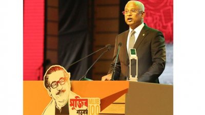 বঙ্গবন্ধু স্মৃতি জাদুঘরে পরিদর্শন বইয়ে স্বাক্ষর করেন মালদ্বীপের প্রেসিডেন্ট। এ সময় তার পাশে ছিলেন শেখ রেহানা। (ছবি ফোকাস বাংলা)