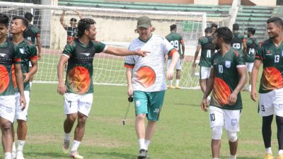 অনুশীলনে জেমি ডে ও তার শিষ্যরা।
