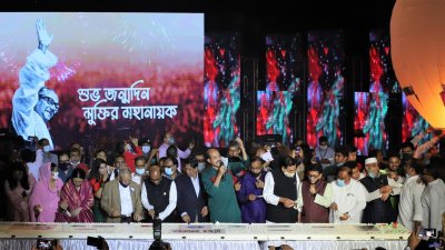 আকাশজুড়ে ১০১টি ফানুস