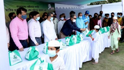 বঙ্গবন্ধুর জন্মদিনে বিসিবির খাবার বিতরণ