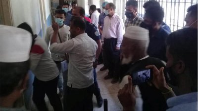 কেবিনের দরজা ভাঙা হচ্ছে