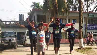 ম্যারাথনে খালি পায়ে দৌড় শেষ করা শিশু দৃষ্টি কেড়েছে দর্শকের