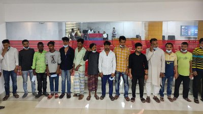 আইএমইআই নম্বর বদলে ছিনতাই করা মোবাইল বিক্রি করতো তারা