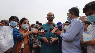 গণমাধ্যমকর্মীদের সঙ্গে কথা বলছেন মেয়র আতিকুল ইসলাম