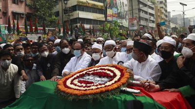 মওদুদ আহমদের কফিনে দলের সিনিয়র নেতাদের পুস্পস্তবক অর্পণ