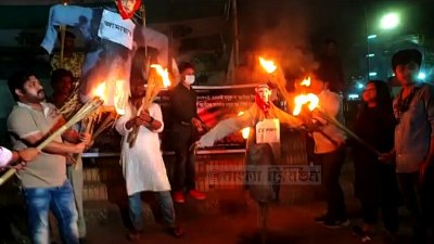 সাম্প্রদায়িক হামলার প্রতিবাদে হেফাজত-জামায়াতের কুশপুত্তলিকা দাহ
