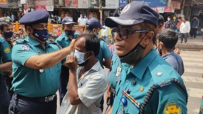মাস্ক হাতে পুলিশ