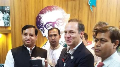 ইতালির রাষ্ট্রদূতকে ক্রেস্ট উপহার দিচ্ছেন গাজীপুরের মেয়র