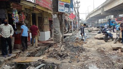 জলাবদ্ধতা নিরসনে চট্টগ্রাম সিটি করপোরেশনে শুরু হয়েছে ড্রেন ও খালে থাকা আবর্জনা সরানোর কর্মসূচি।