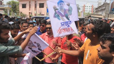 পাবনায় যুবদলের কমিটি বাতিলের দাবিতে বিক্ষোভ