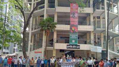 শাল্লার ঘটনার প্রতিবাদে জবি শিক্ষকদের মানববন্ধন